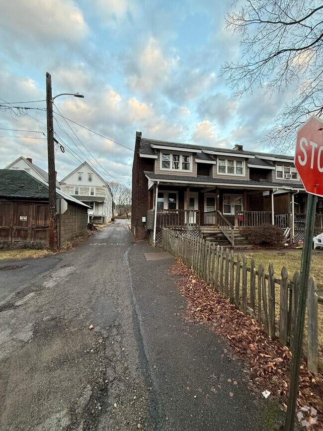 Building Photo - 390 N McKean St Unit 1 Rental