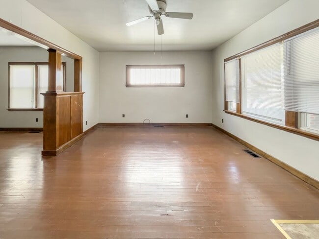 Building Photo - PRELEASING for AUGUST! Close to Campus: In...
