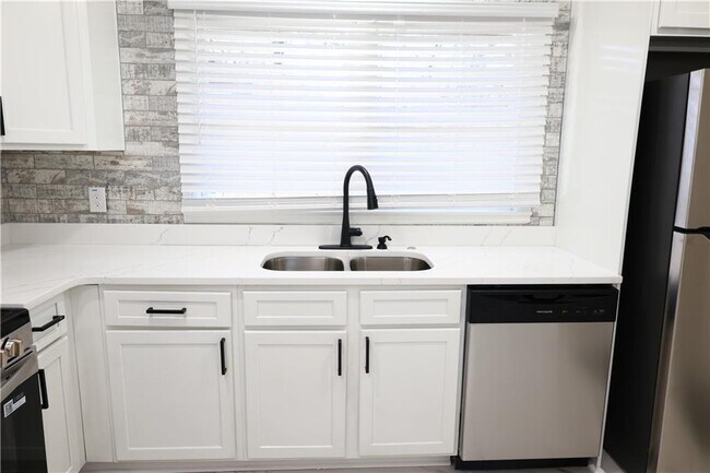 Photo - 1876 Sandtown Rd SW