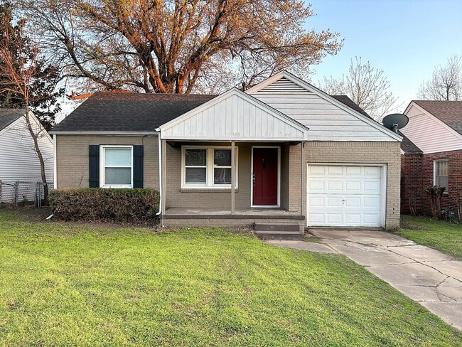 Photo - 2540 E 1st St House