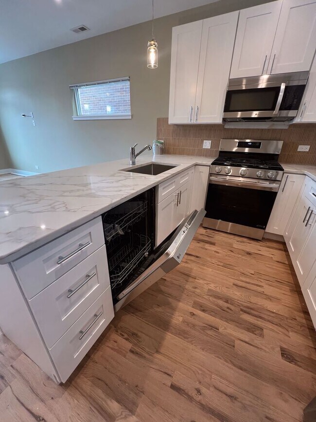 Photo - 4231 S Champlain Ave Unidad 2