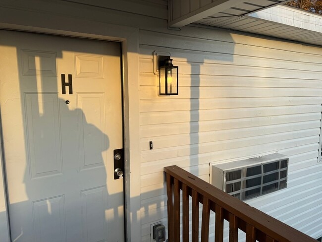 Building Photo - 323 S 12th St Unit H