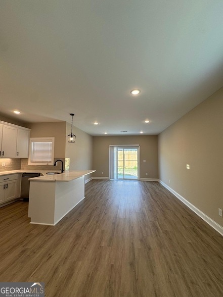 Photo - 305 Georgia St