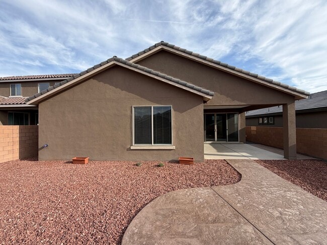 938 Lazuli Rd SE