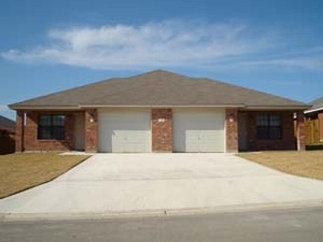 Building Photo - 311 Cedar Ridge Dr Rental