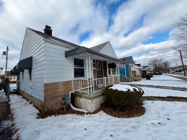 Building Photo - Three Bedroom Ranch home with a 1 and a half car garage. Very nice area.