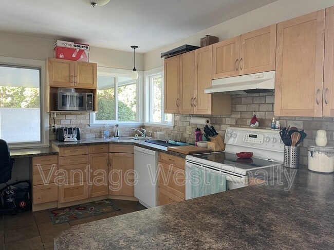 Photo - 1291 Kelglen Crescent