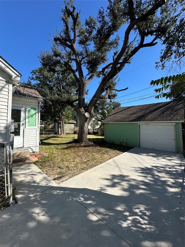 Building Photo - 6908 Moss Rose St