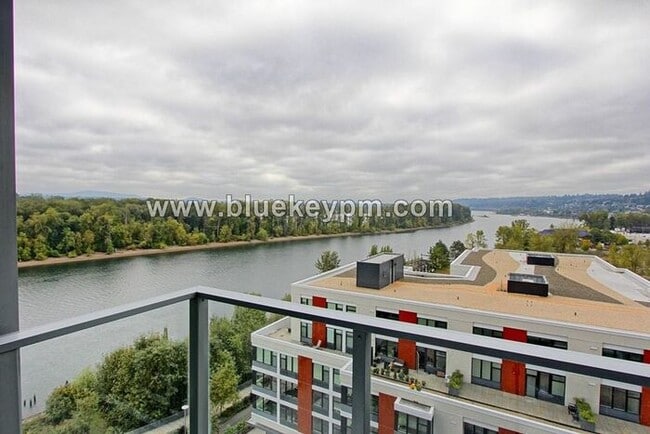 Building Photo - 2 Bed, 2 Bath Condo with Den at Atwater Place in Portland