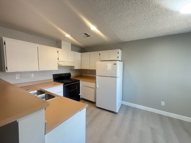 Building Photo - 2 Bed / 1 Bath open floor plan with new LVP and private washer/dryer! Unit 2029
