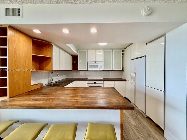 Photo - 1000 Parkview Dr Unidad 723