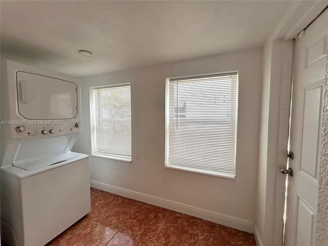 Photo - 110 NE 56th St Unidad 110