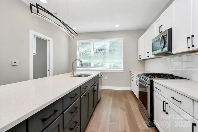 Photo - 1927 W Trade St