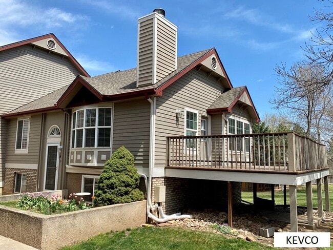 Building Photo - Light & Bright End Unit Townhouse!