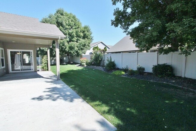 Building Photo - Stunning Home w/Open Floor-plan