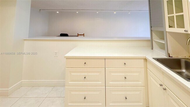 Photo - 800 Parkview Dr Unit 323