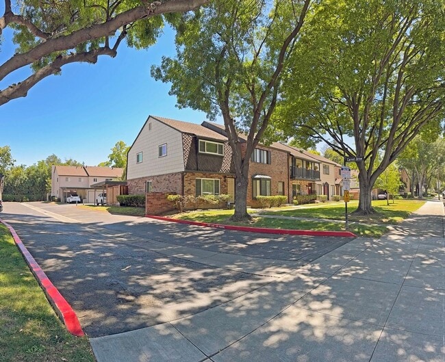 Building Photo - Beautifully Updated 3 Bedroom, 2.5 Bathroom Townhome!