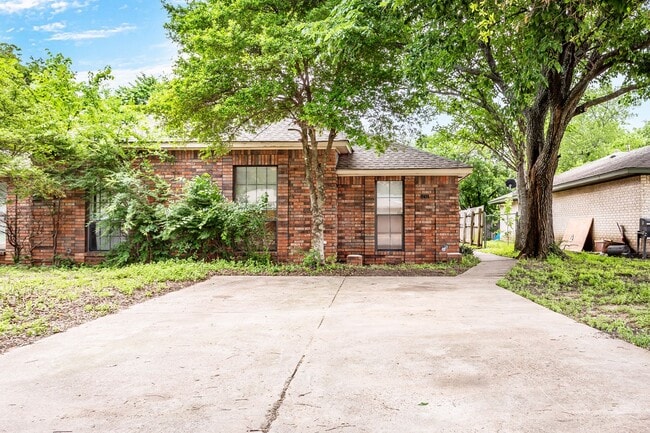 Building Photo - 3 bedroom, 2 bath Duplex in a Secluded Part of Duncanville