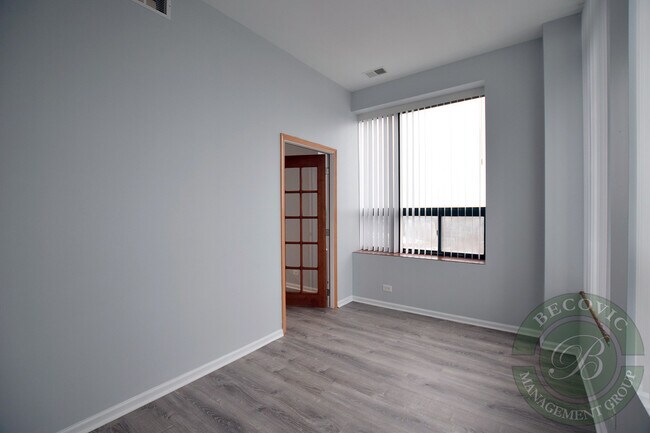 Photo - 2451 W Howard St