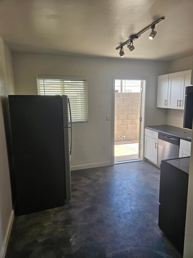 Photo - 2108 E Fairmount Ave