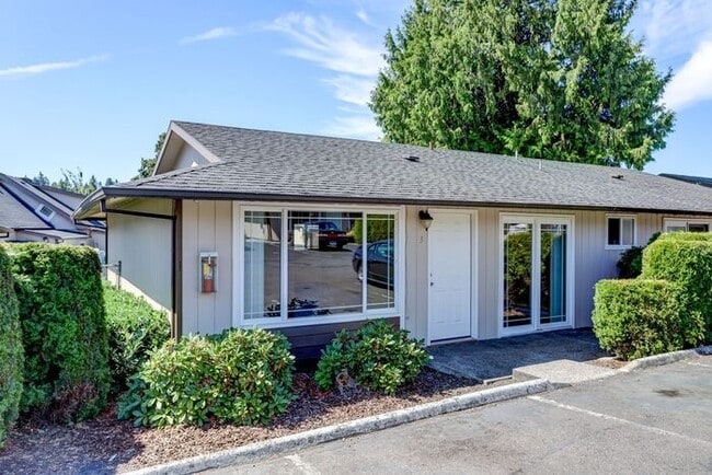 Building Photo - Remodeled Spacious 2 Bed 1 Bath In Quiet Community