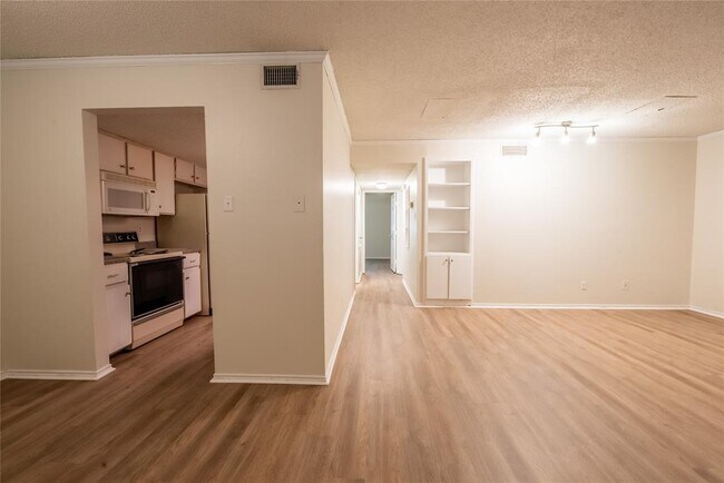 Building Photo - 2401 Leon St Unit 105 Rental