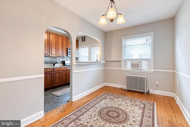 Photo - 1011 W 42nd St