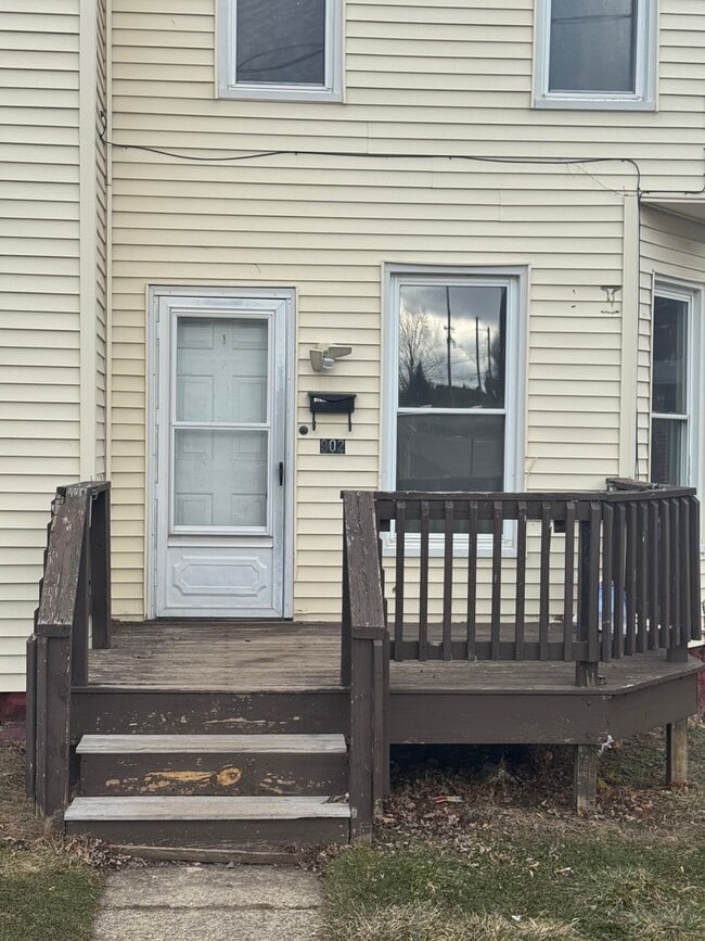 Building Photo - 3 bedroom 1 bath first floor unit