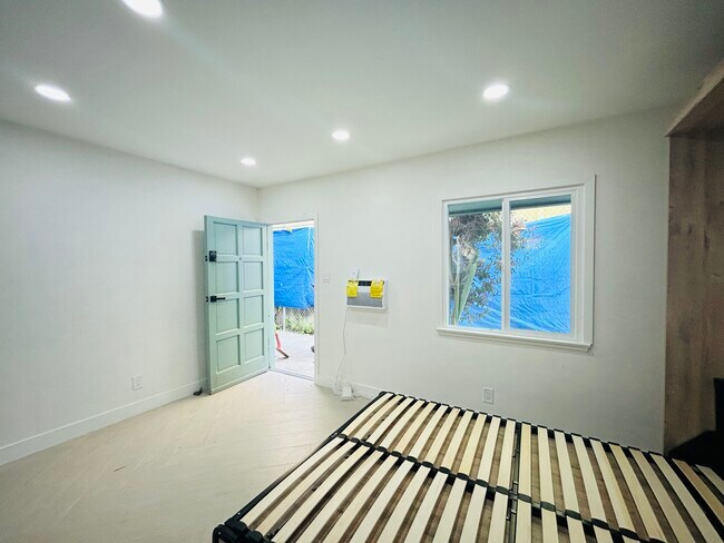 633 Rose Ave Unit 4