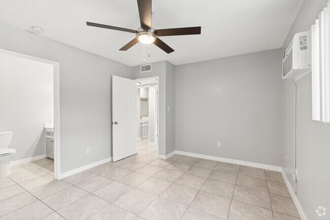 2BR, 2BA - 900SF - Primary Bedroom