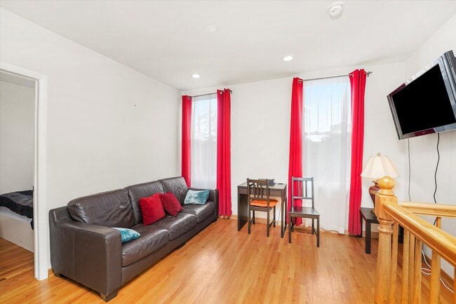 Photo - 624 S Oakley Blvd Unit 2