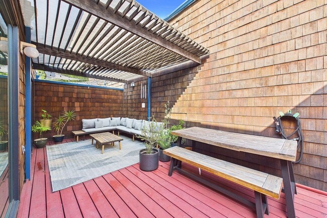 Building Photo - Rarely available Redwood Heights townhome with sweeping views of Oakland and San Francisco.