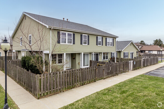 Photo - Roundtree Oaks Apartments