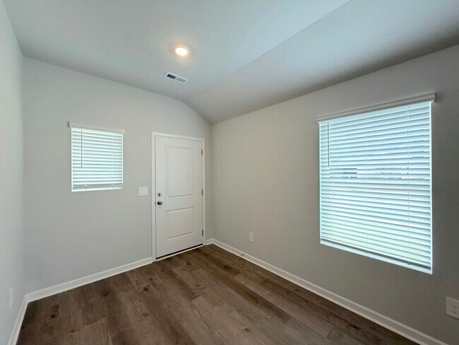 Photo - 155 Challenger Way