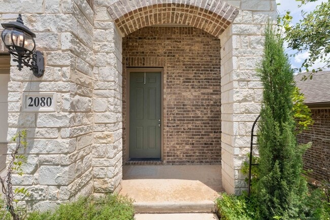Stylish 3-Bed Home with Pool Access, Island Kitchen & Fenced Yard in New Braunfels