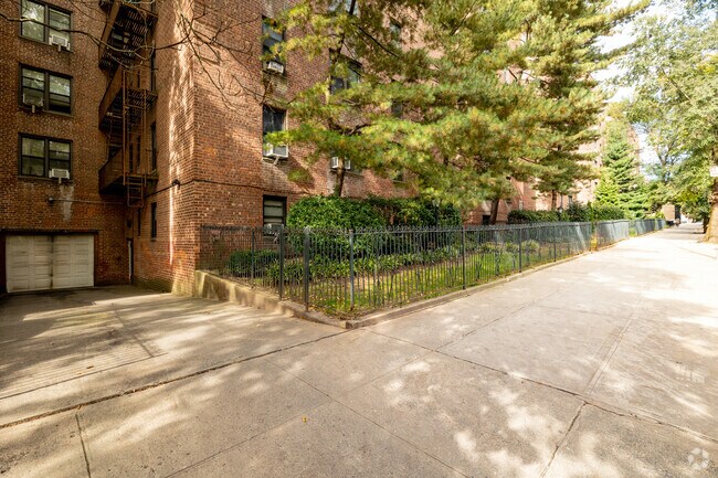 Photo - 83-30 118th St