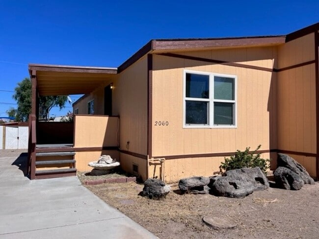 Building Photo - 3 Bedrooms, Includes Fenced Yard New carpe...