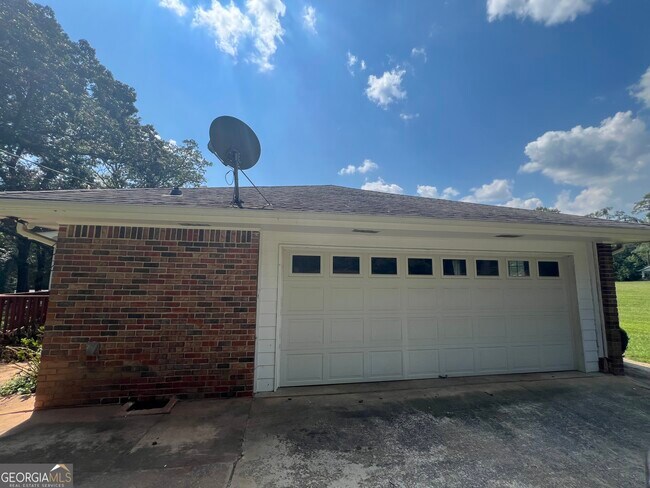 Photo - 215 Old Oxford Rd