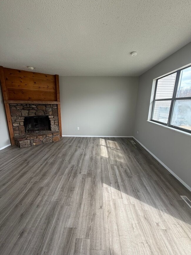 Photo - Spacious 2 bedroom 1 bathroom duplex in a great location!