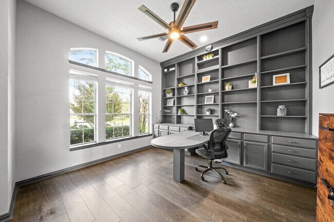 Photo - 4703 Oxbow Cir W