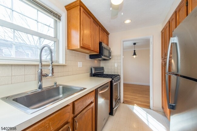 Building Photo - 445 Morris Ave Unit 7