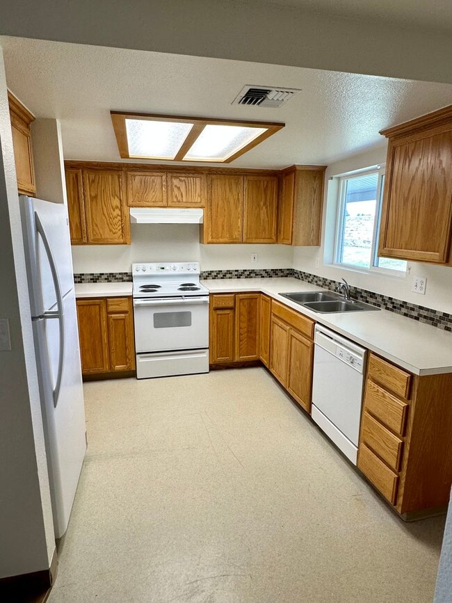 Photo - 825 Morse Ave SW