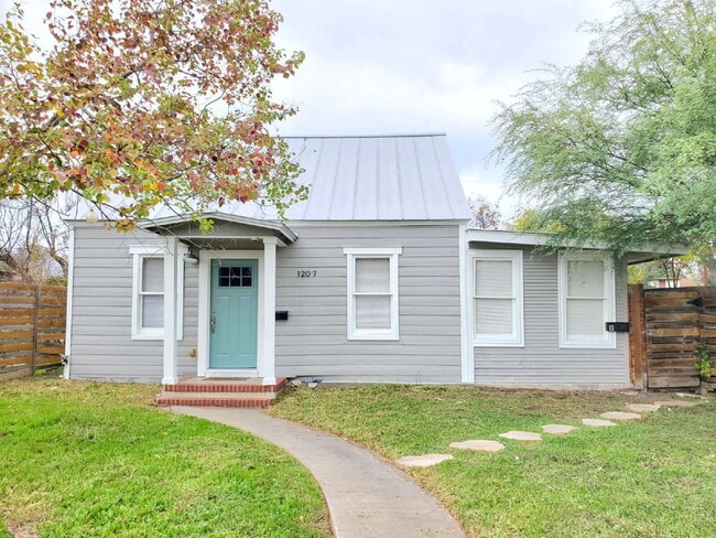 Building Photo - Modern 2-Bed / 2-Bath in Dignowity Hill with Off-Street Parking Unit A