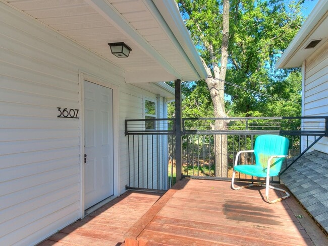 Building Photo - Newly Remodeled 2 Bed, 1 Bath Apt in Near ...