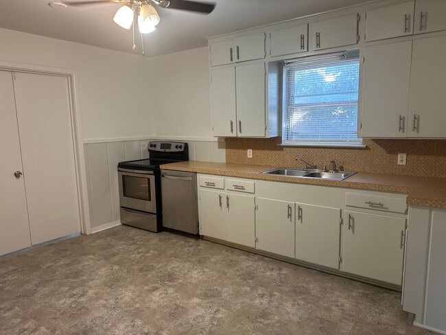Photo - 3 Bedroom Home with Large Backyard near An...