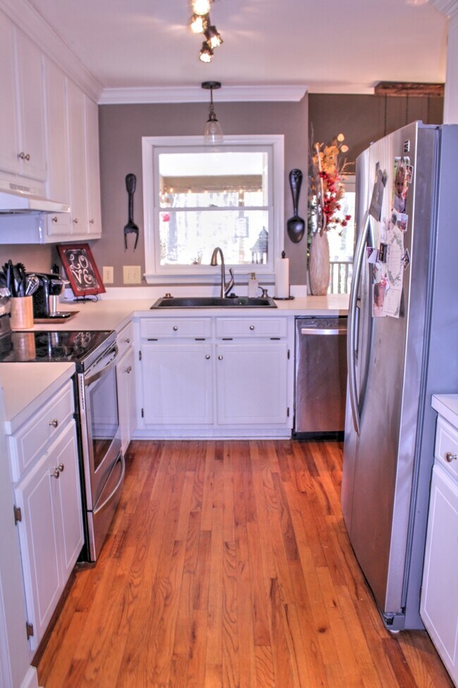 Photo - Beautiful home with Fenced Yard & Screened Porch!