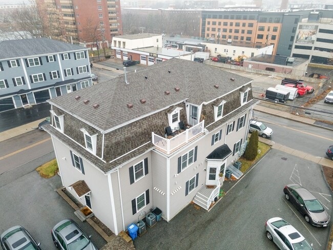 Building Photo - 75 Pine St Unit 31