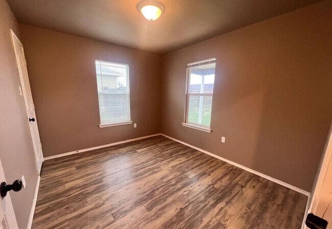 Photo - 1516 E 8th St