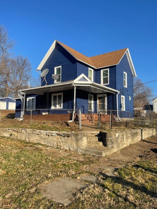 Building Photo - 3BR/2BA Home with Detached Garage & Large Yard