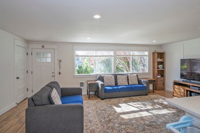 Photo - North Tacoma Beauty: Fully Remodeled & Minutes to Proctor + Ruston
